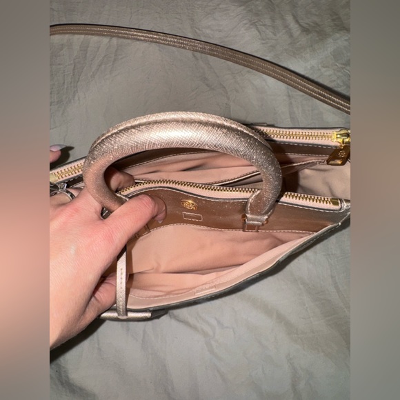 Tory Burch light rose gold, metallic Robinson purse - Picture 3 of 16
